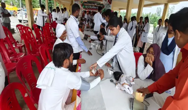 विश्व फार्मेसी दिवस पर शिवबाबा धाम में लगा निःशुल्क मेडिकल कैंप